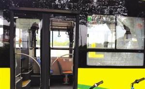 海南男子乘公交取逃生錘狂砸車玻璃后離去，警方介入調(diào)查