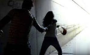 男子抢劫误伤自己,血迹为警方“指路”