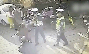 女子无端袭警干扰执法,拘留所里迎跨年