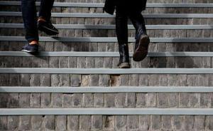 西安城墻臺階使用塑料板封邊，系首次進(jìn)行此類保護(hù)