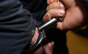 沈阳男子与公交司机吵架后报复，多次将钉子塞入公交座垫被拘