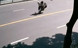 载3人电动车急刹,腾空翻后再冲入车流