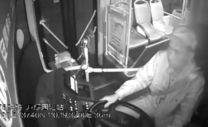 监拍：公交司机瘫倒死亡前忍痛停稳车
