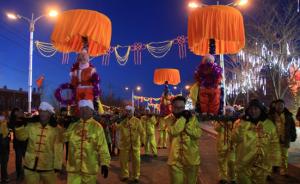 实拍新疆传统婚俗抬阁：定亲娃娃出闺房