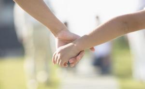 被同學(xué)揪臉老師用卷子扇臉還跌下摩托，7歲留守女童聽(tīng)力下降