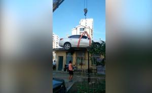 小區(qū)停車起爭(zhēng)執(zhí)，轎車被吊上門衛(wèi)室屋頂