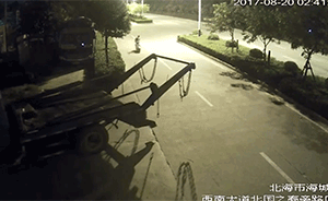 垃圾車掛鐵鏈，疾駛電動(dòng)車司機(jī)被鎖喉