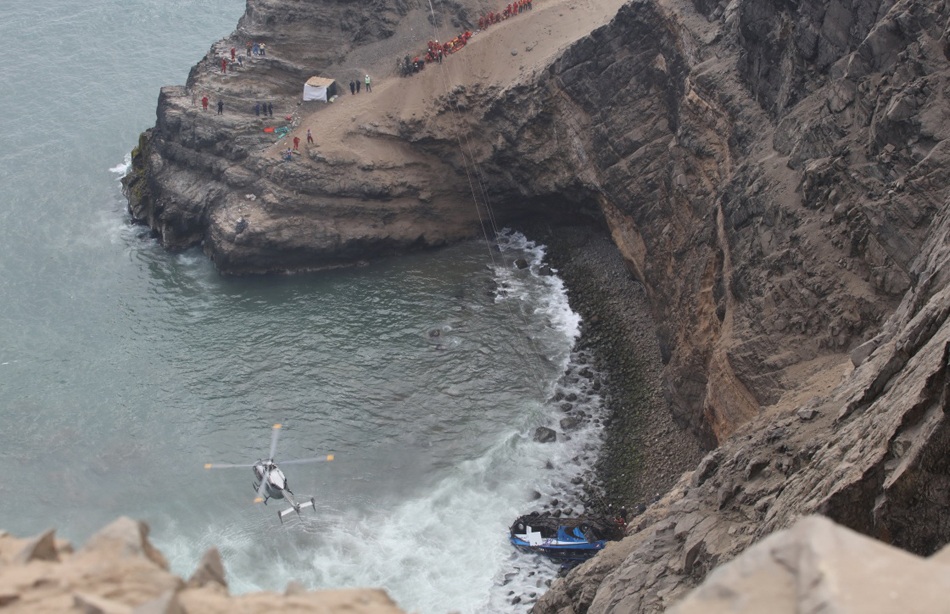 02-1月2日在秘鲁首都利马附近拍摄的事故现场。