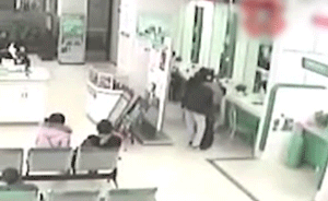 男子持鋼棍搶銀行：用石頭砸柜臺被制服