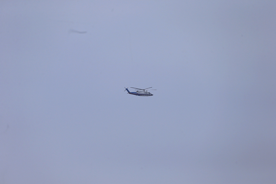 04-04-上海吳淞口沉船打撈現(xiàn)場(chǎng)，東海救助局，上海海事局，上海海警總隊(duì)的救援船只和直升機(jī)在現(xiàn)場(chǎng)搜救。澎湃新聞?dòng)浾?趙昀 圖3 拷貝