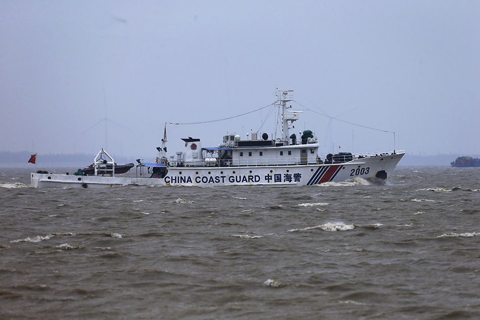 05-05-上海吳淞口沉船打撈現(xiàn)場(chǎng)，東海救助局，上海海事局，上海海警總隊(duì)的救援船只和直升機(jī)在現(xiàn)場(chǎng)搜救。澎湃新聞?dòng)浾?趙昀 圖2 拷貝