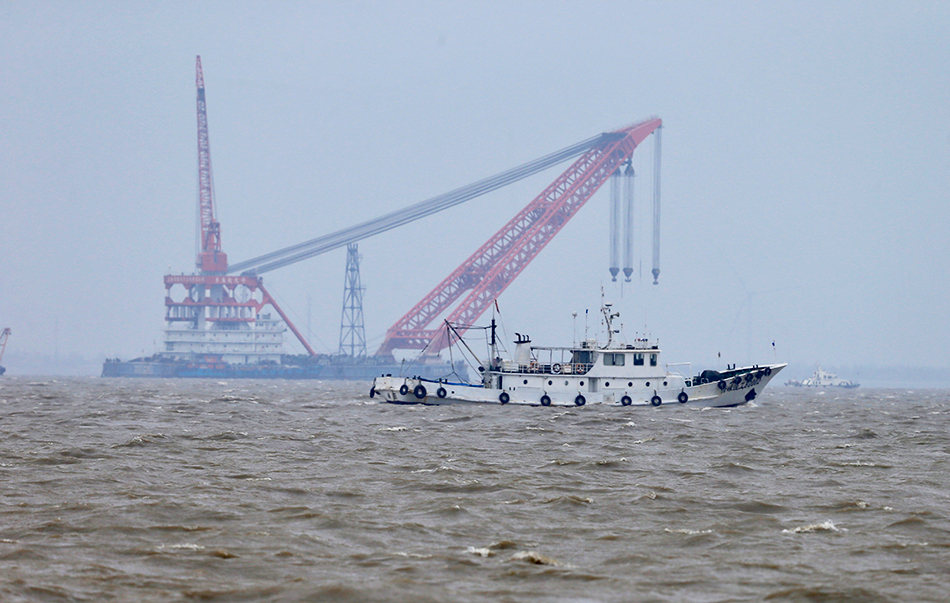 06-06-上海吳淞口沉船打撈現(xiàn)場(chǎng)，東海救助局，上海海事局，上海海警總隊(duì)的救援船只和直升機(jī)在現(xiàn)場(chǎng)搜救。澎湃新聞?dòng)浾?趙昀 圖6 拷貝