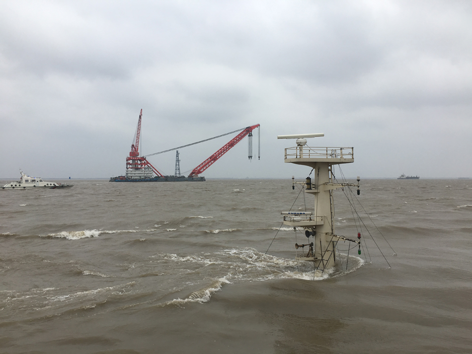 07-上海吳淞口沉船打撈現(xiàn)場(chǎng)，打撈人員在勘察。澎湃新聞?dòng)浾?朱偉輝 圖2