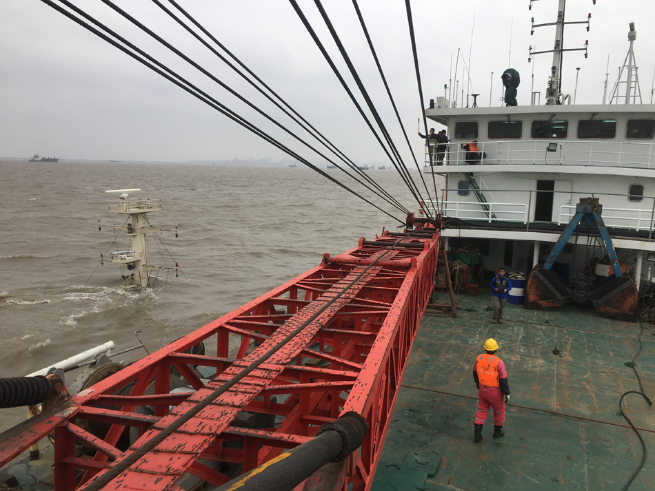 08-上海吳淞口沉船打撈現(xiàn)場(chǎng)，打撈人員在勘察。澎湃新聞?dòng)浾?朱偉輝 圖3