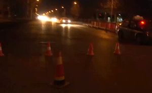 男子驾车超速闯卡撞2车：喝了3瓶