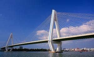 ?？谂痈星槭艽煊］p生，公交司機翻過40米高護欄救下