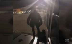 因飞机滞留停机坪，乘客私开安全门逃离