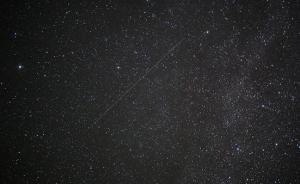 新疆：摄影师延时记录胡杨林星轨