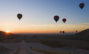 埃及古城卢克索附近一载20名游客热气球坠毁，致1死7伤