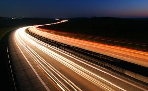 男子高速公路下車如廁摔傷，法院：司機(jī)違規(guī)開車門擔(dān)責(zé)一半