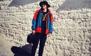 旅客突發(fā)病嘔吐不止，乘務(wù)長跪地抱他30分鐘至飛機降落