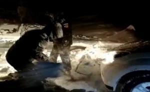 游客自駕游被困四川雪山，民警用手刨雪成功解救