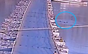 母亲将7岁女儿推入黄河，自己也跳下