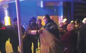 贵州毕节：孕妇凌晨街头突然临盆，警民搭人墙当“产房”