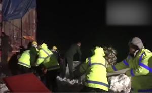 大雪天货车失控车主跳桥，消防降索救援