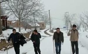 大雪斷路，教師背百斤試卷徒步上山