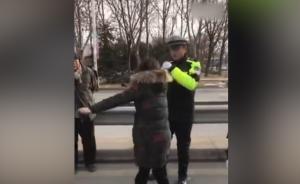 山东菏泽通报：女子掌掴协警并损坏执勤设备，已被刑拘  