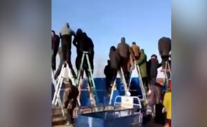 保定古墓开棺，村民上树爬梯围观