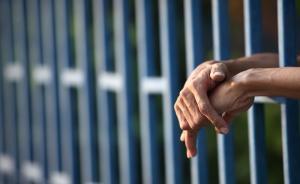 哈爾濱一男子思念被拘的親哥酒后砸車想團(tuán)聚，被關(guān)另一看守所