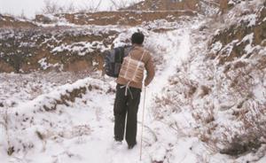 期末考遇大雪封路，甘肅天水教師背3000份試卷徒步上山