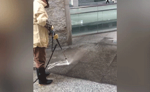 中国美院保洁员用冲地水管写行书