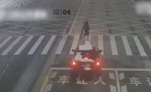 女司机开车时擦窗,斑马线上撞飞3行人