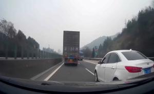 强变道致刮蹭后狂追，交警：你违法还追