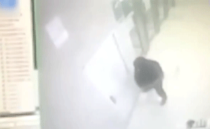 男子模仿电视剧抢银行,刚砸门就暴露了