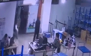 宝马女司机排队缴费,误踩油门撞破墙