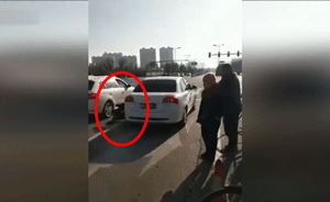山西：轎車拒查沖卡，撞翻拖行交警逃逸