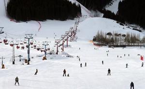 滑雪、轟趴等成大學(xué)生輕奢新玩法，有人做多個兼職維系高花費(fèi)