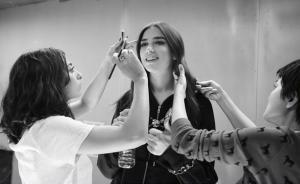 Dua Lipa：她是今年全英音乐奖的新宠儿