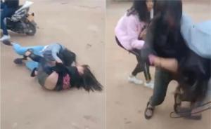 湖南寧遠(yuǎn)兩初中女生在校門口扭打，多人圍觀攝像、無(wú)人勸架