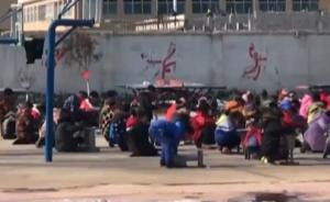 上百學(xué)生寒冬跪操場(chǎng)考試，校方：坐不下