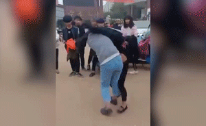 女生校门口打架无人劝,旁人笑着围观