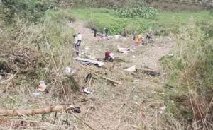 廣昆高速百色段追尾翻車事故已致4死，大客車車頭完全損毀