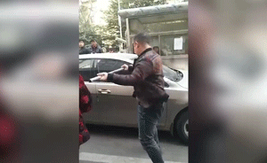 停车费起冲突,物业当民警面砸业主车