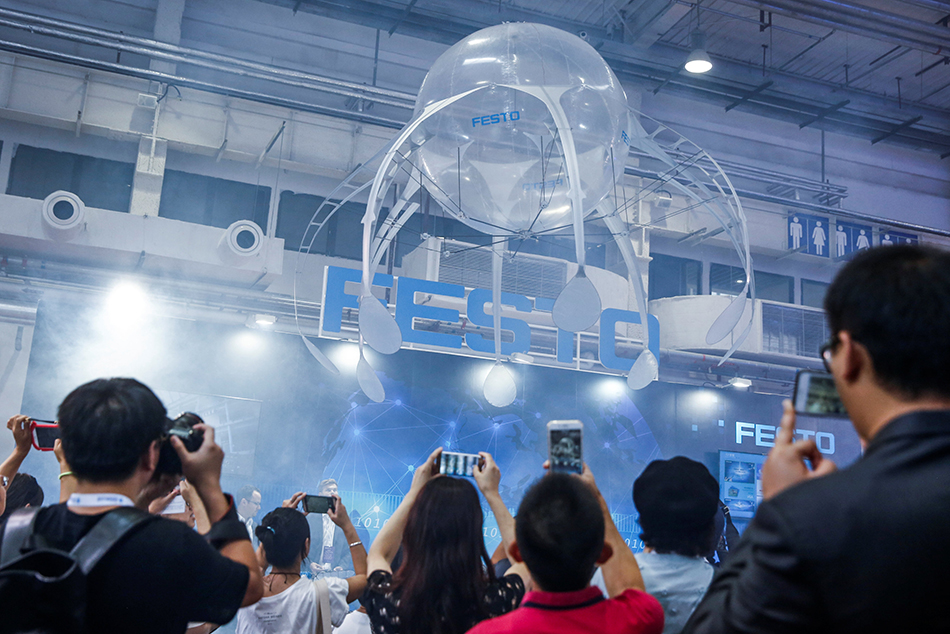 2017-08-22T113605Z_2145540891_RC1EEA47B8E0_RTRMADP_3_CHINA-ROBOTS