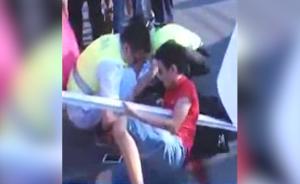 电瓶车撞护栏，一米二钢管戳穿小伙胸膛