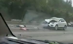 死亡瞬间：摩托男载女子小孩逆行超车